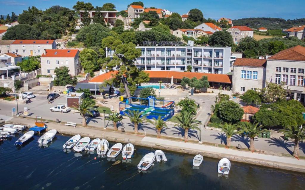 Hotel Lumbarda Buitenkant foto