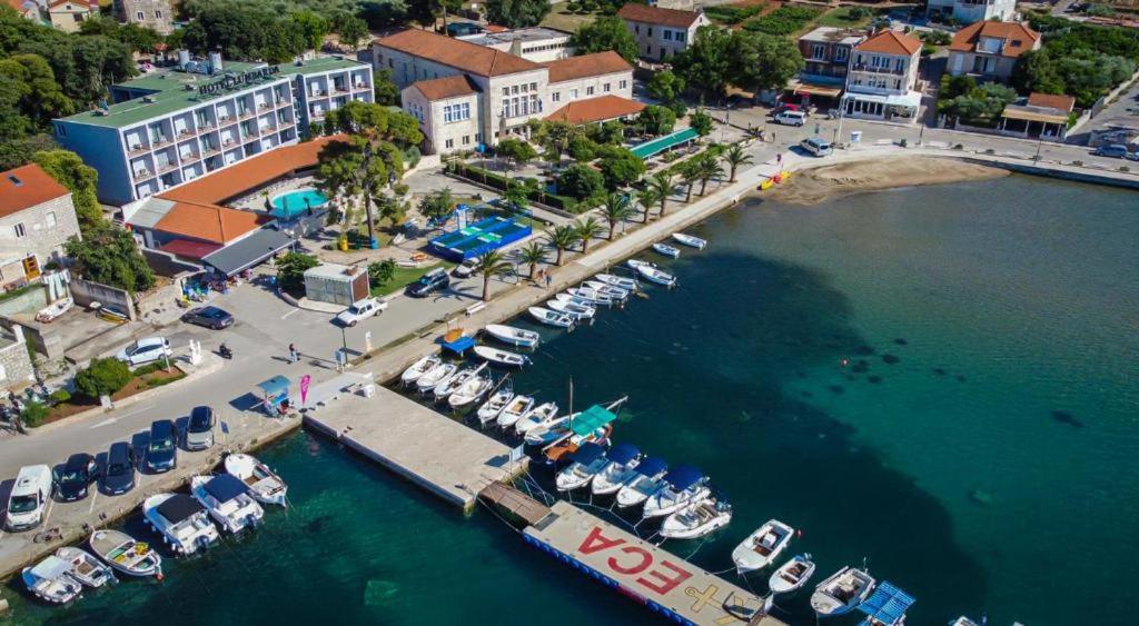 Hotel Lumbarda Buitenkant foto